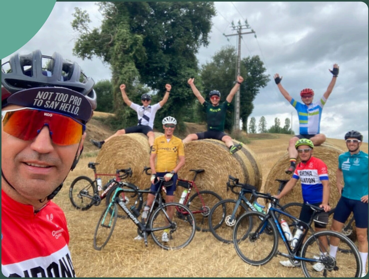 Wielergroep van ondernemers tijdens een Cycle for Good ride
